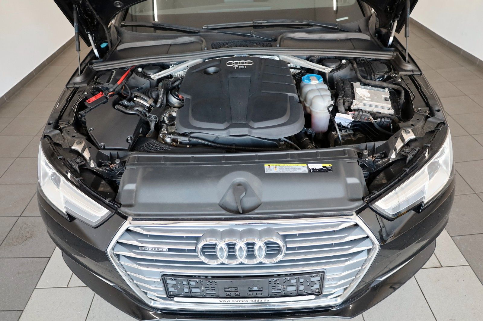 Fahrzeugabbildung Audi A4 Lim. quattro S Line T.Leder,Navi,Xenon,SH,PDC