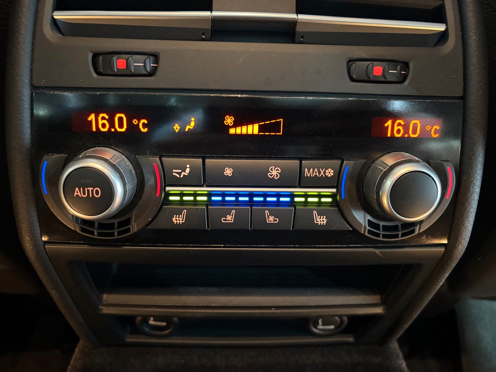 Fahrzeugabbildung BMW 760i L V12/MASSAGE/MEMORY/HUD/SCHIEBEDACH/KAMERA