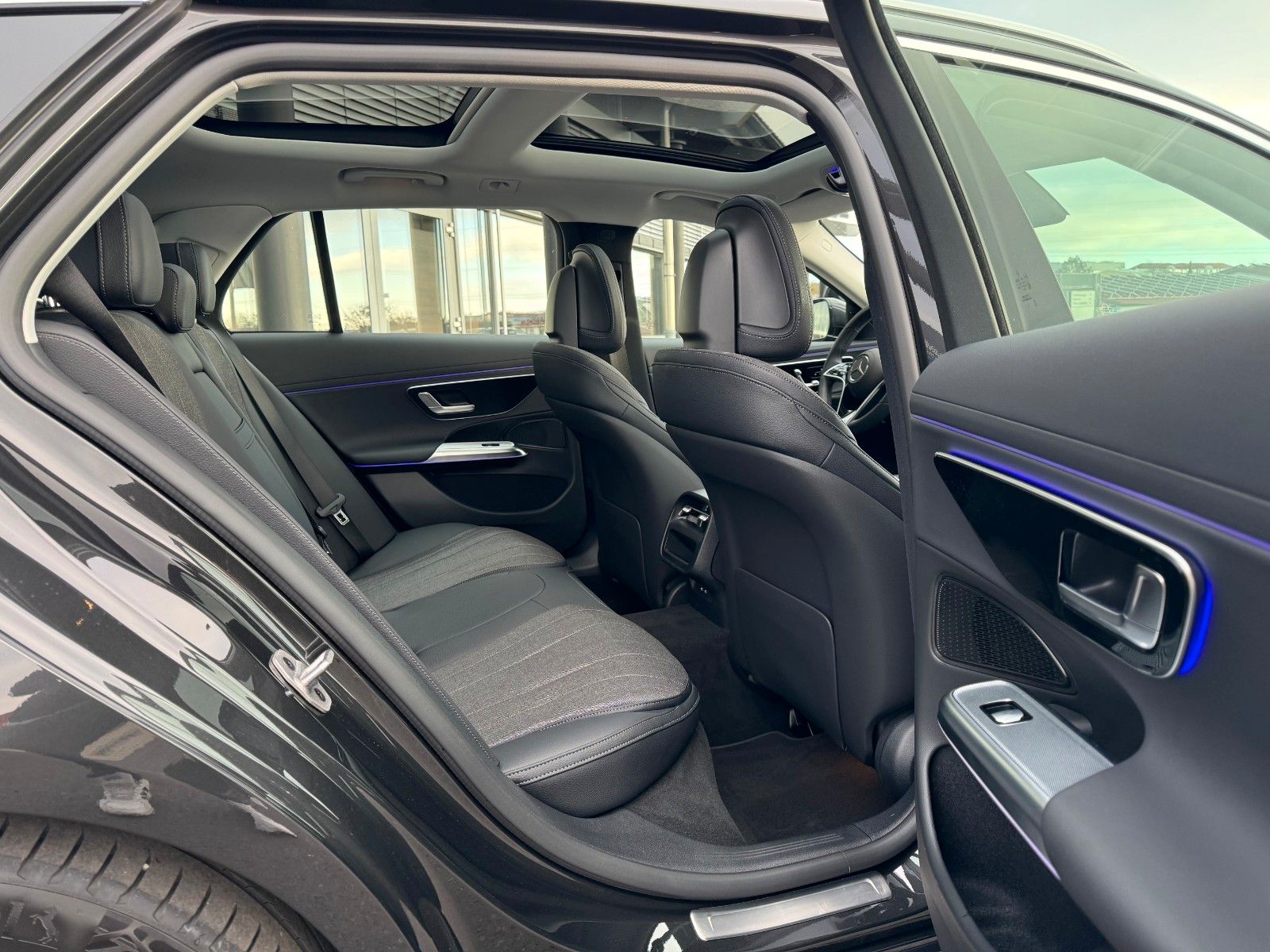 Fahrzeugabbildung Mercedes-Benz E 300de Avantgarde+Pano+AHK+DistrPro+Digital+360