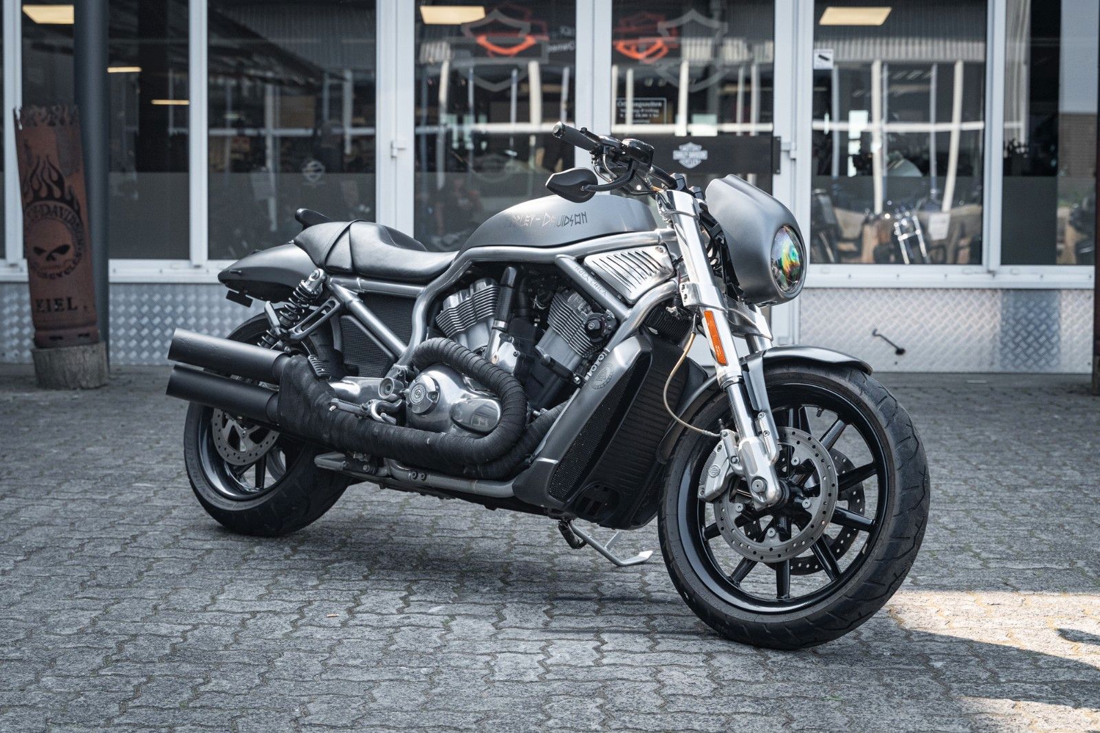 Fahrzeugabbildung Harley-Davidson VRSCR STREET ROD - REMUS ENDSCHALLDÄMPFER -