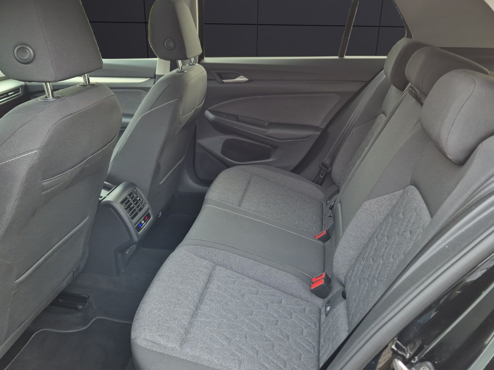 Fahrzeugabbildung Volkswagen Golf VIII MOVE LED ACC AHK PANO HuD AID NAVI