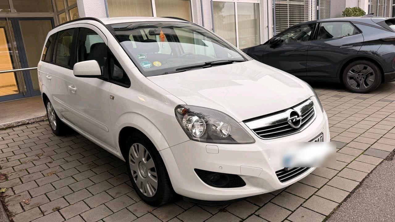 Opel Zafira 2012 — rear view