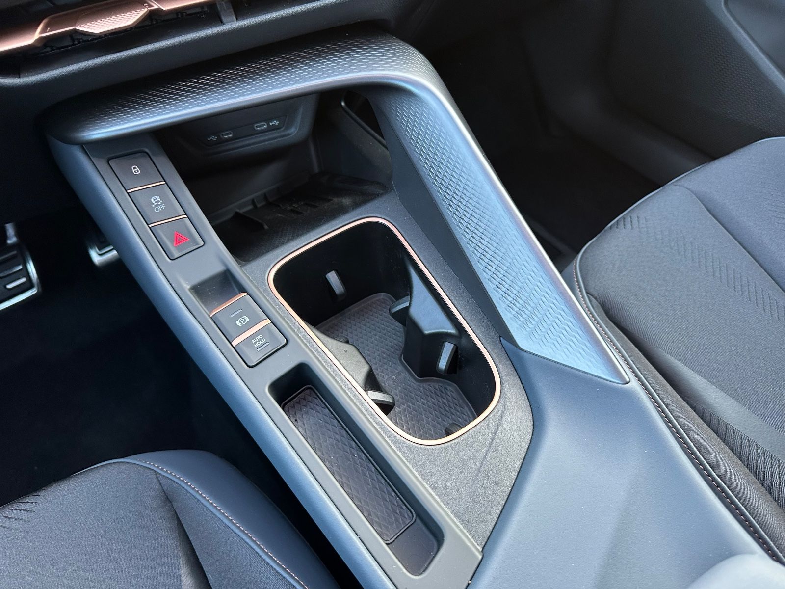 Fahrzeugabbildung CUPRA Terramar 1.5 eTSI DSG Navi/Pano/ACC/LED/AHK/GJR