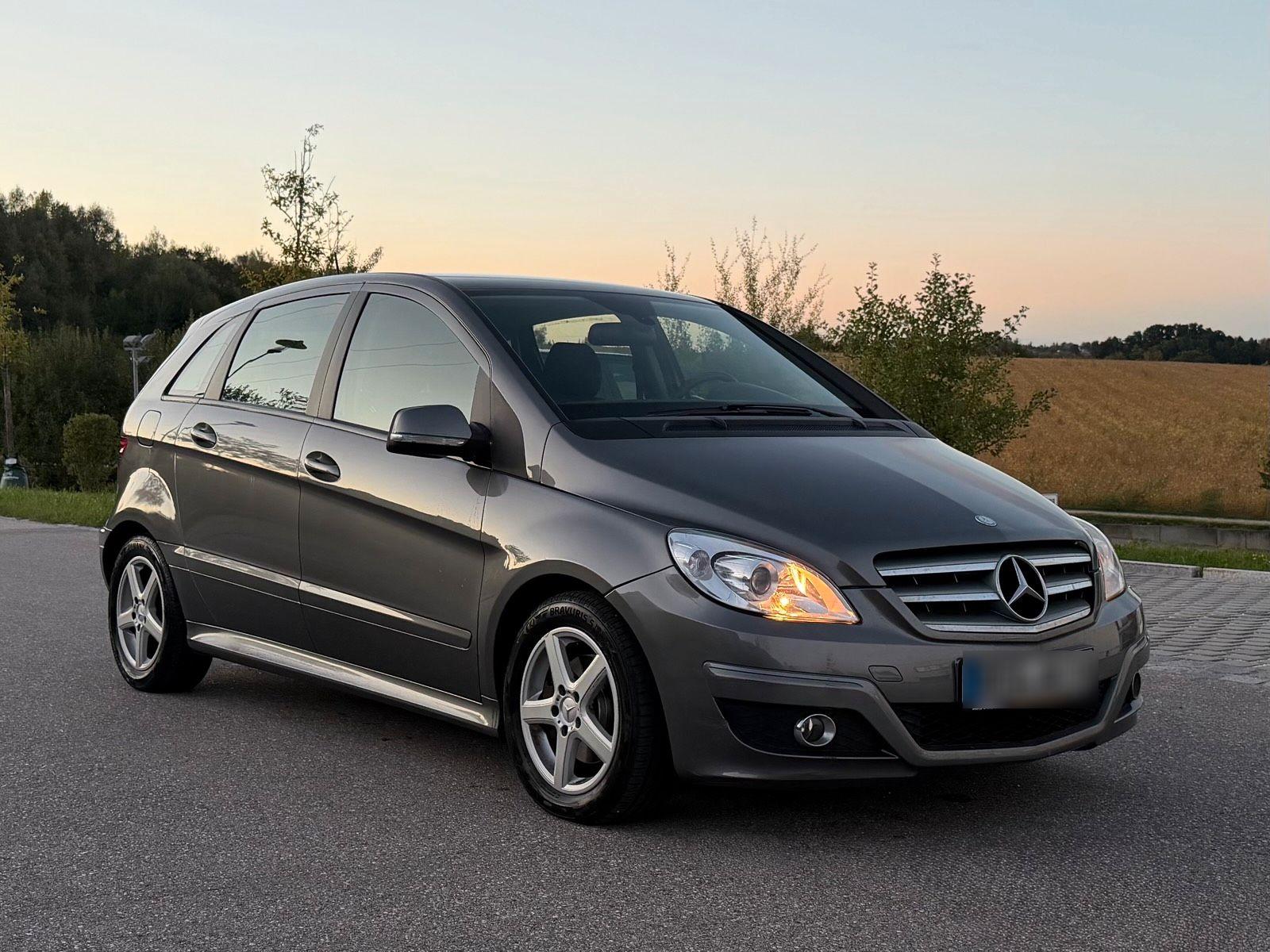 Mercedes-Benz B 180