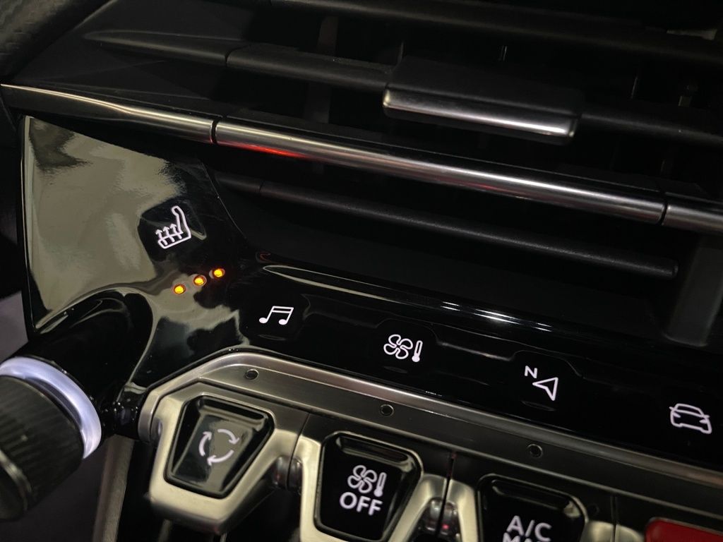 Fahrzeugabbildung Peugeot 2008 1.2 PureTech 130 Allure GT line, SHZ, Totw,