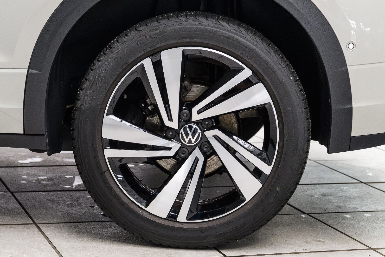 Fahrzeugabbildung Volkswagen T-Roc R-Line 1.5 TSI DSG LED+KAMERA+KEYLESS