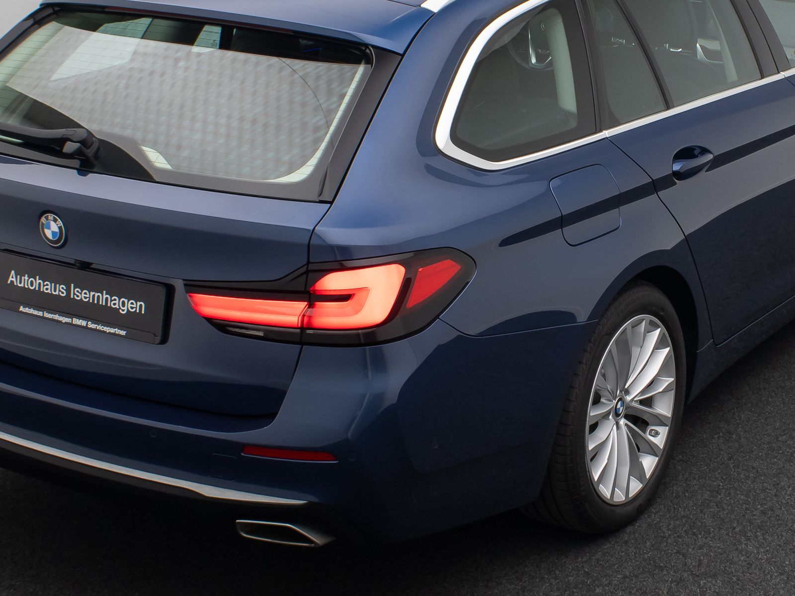 Fahrzeugabbildung BMW 520d Luxury Line HUD DAB Kamera HiFi Panorama