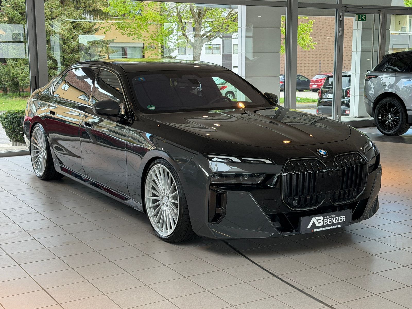 Fahrzeugabbildung BMW 740 d xDrive M Sport/CINEMA-TV/SKY LOUNGE/ICONIC