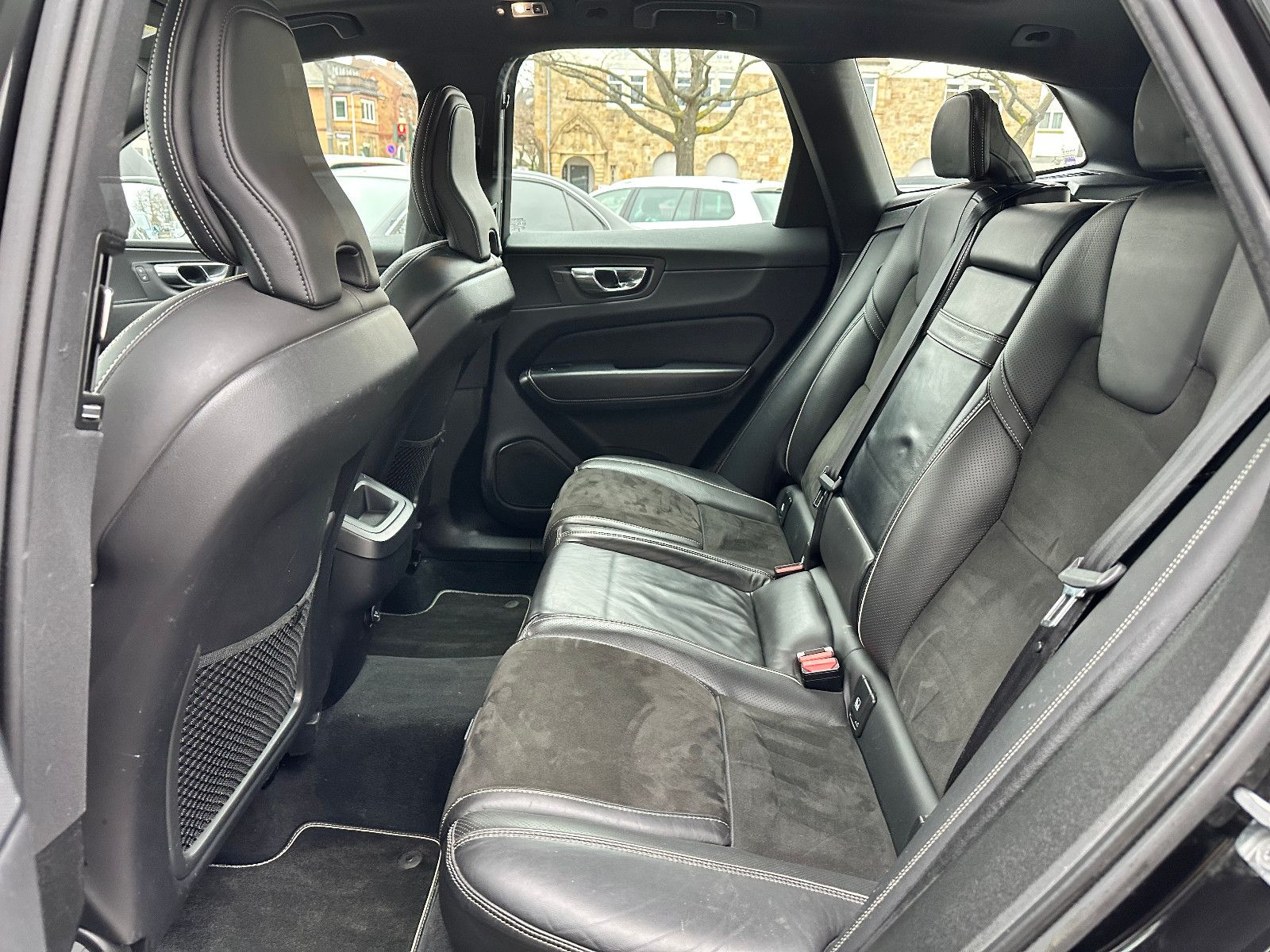 Fahrzeugabbildung Volvo XC60 T5 R DESIGN AWD*PANO+AHK+LED*