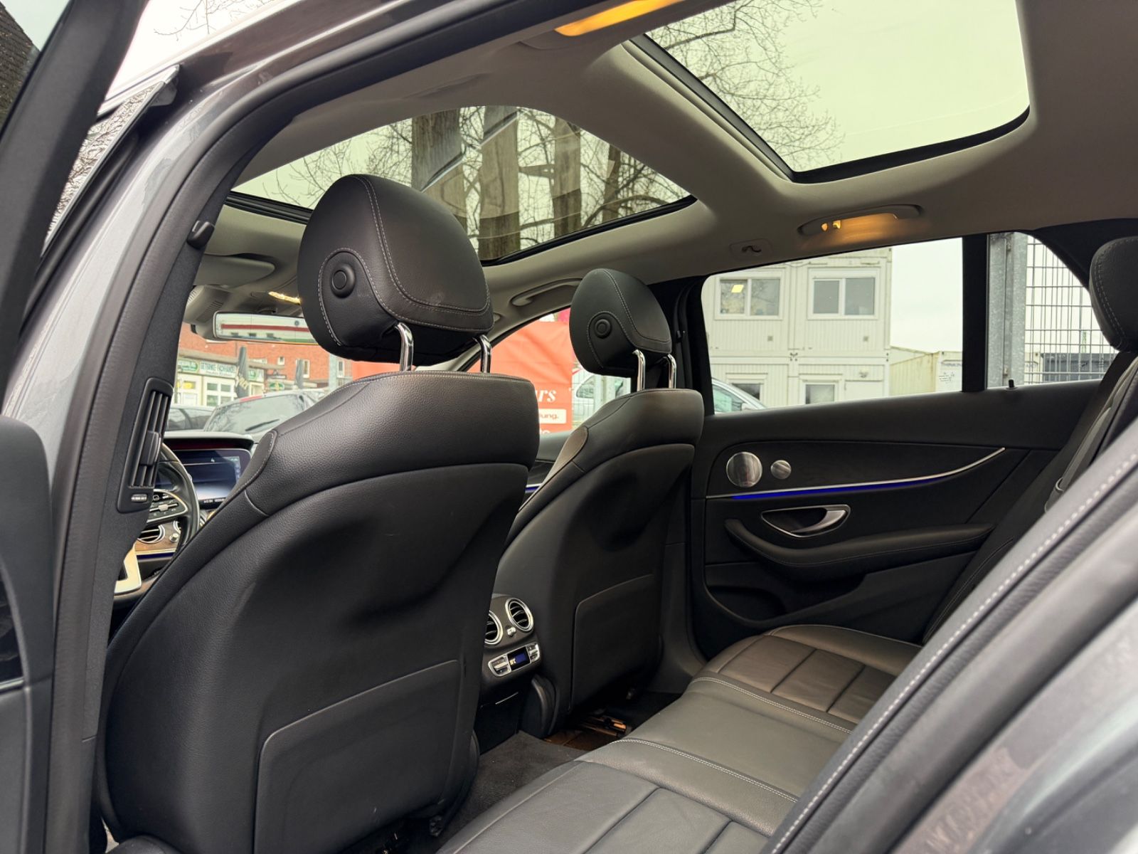 Fahrzeugabbildung Mercedes-Benz E 220d T BURMESTER*PANO*LEDER*ACC*MUTLIBEAM*LED