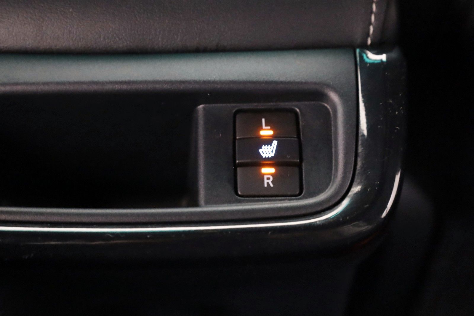 Fahrzeugabbildung Toyota Hilux 2.8 D-4D 4x4 Invincible,Leder,ACC,Garantie