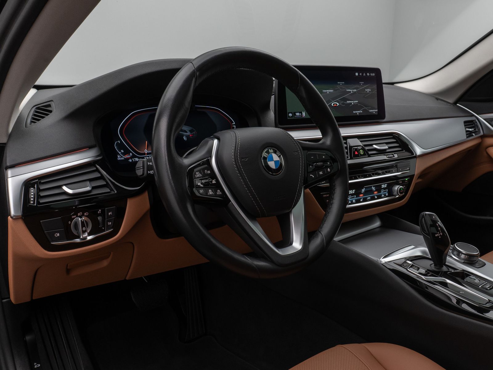 Fahrzeugabbildung BMW 530d  xD Panorama Kamera DAB HiFi AHK Alarm ACC