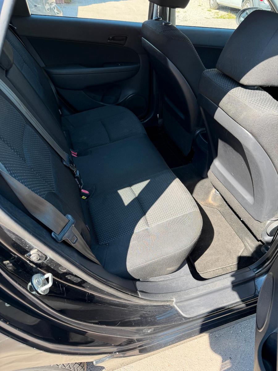 Hyundai i30 2010 — photo 13
