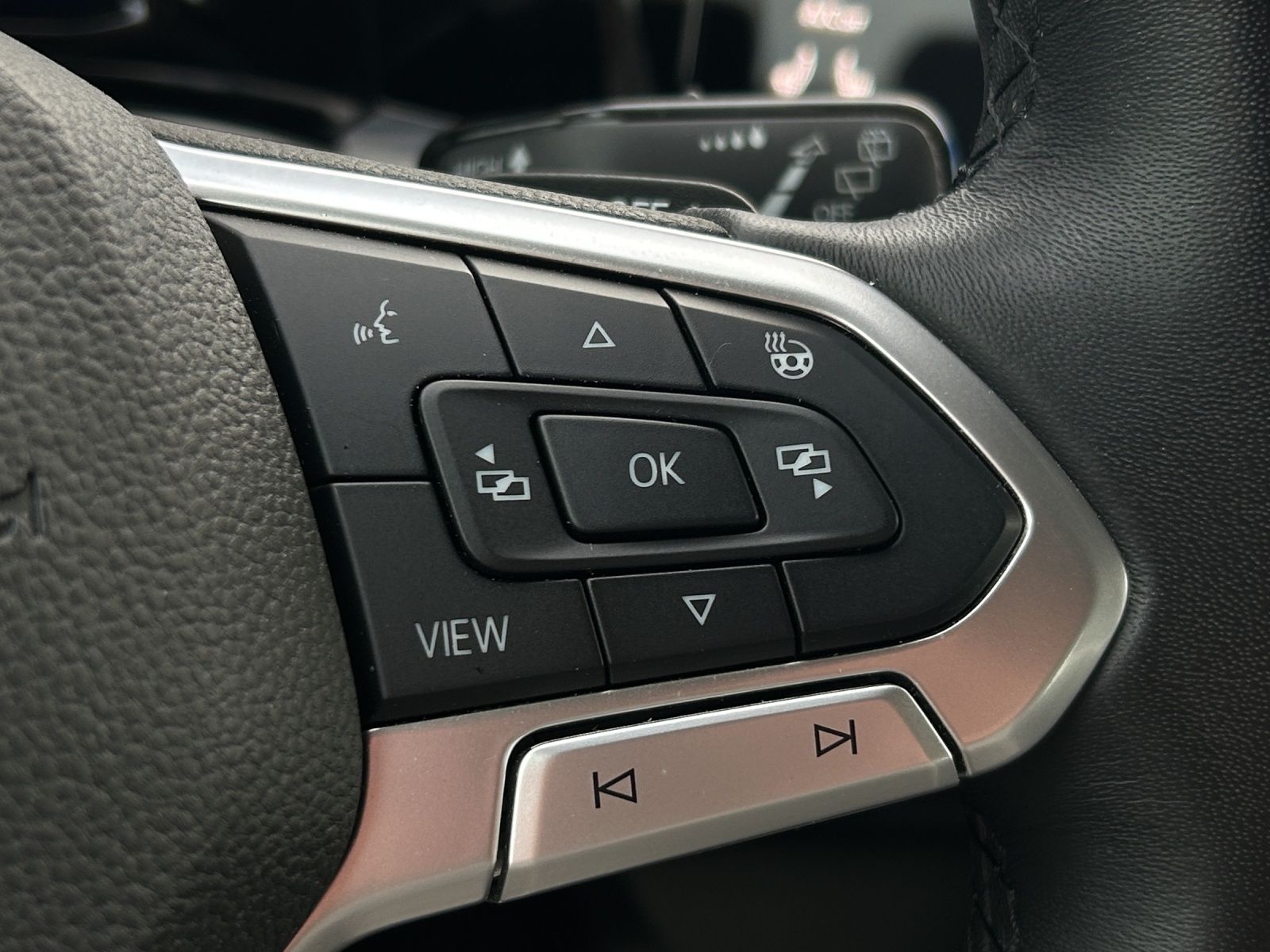 Fahrzeugabbildung Volkswagen Golf VIII Life TDI DSG LED ACC SH PDC Navi AID D