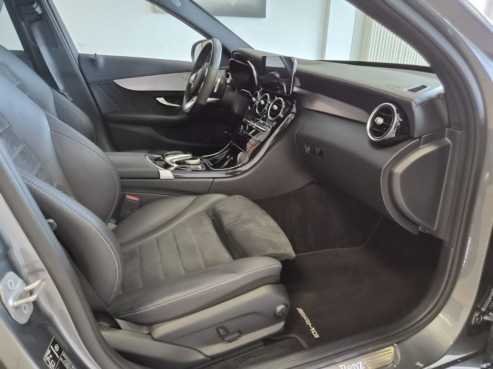 Fahrzeugabbildung Mercedes-Benz C 300 e Limousine/HIGH PERF. / KAMERA / AMG