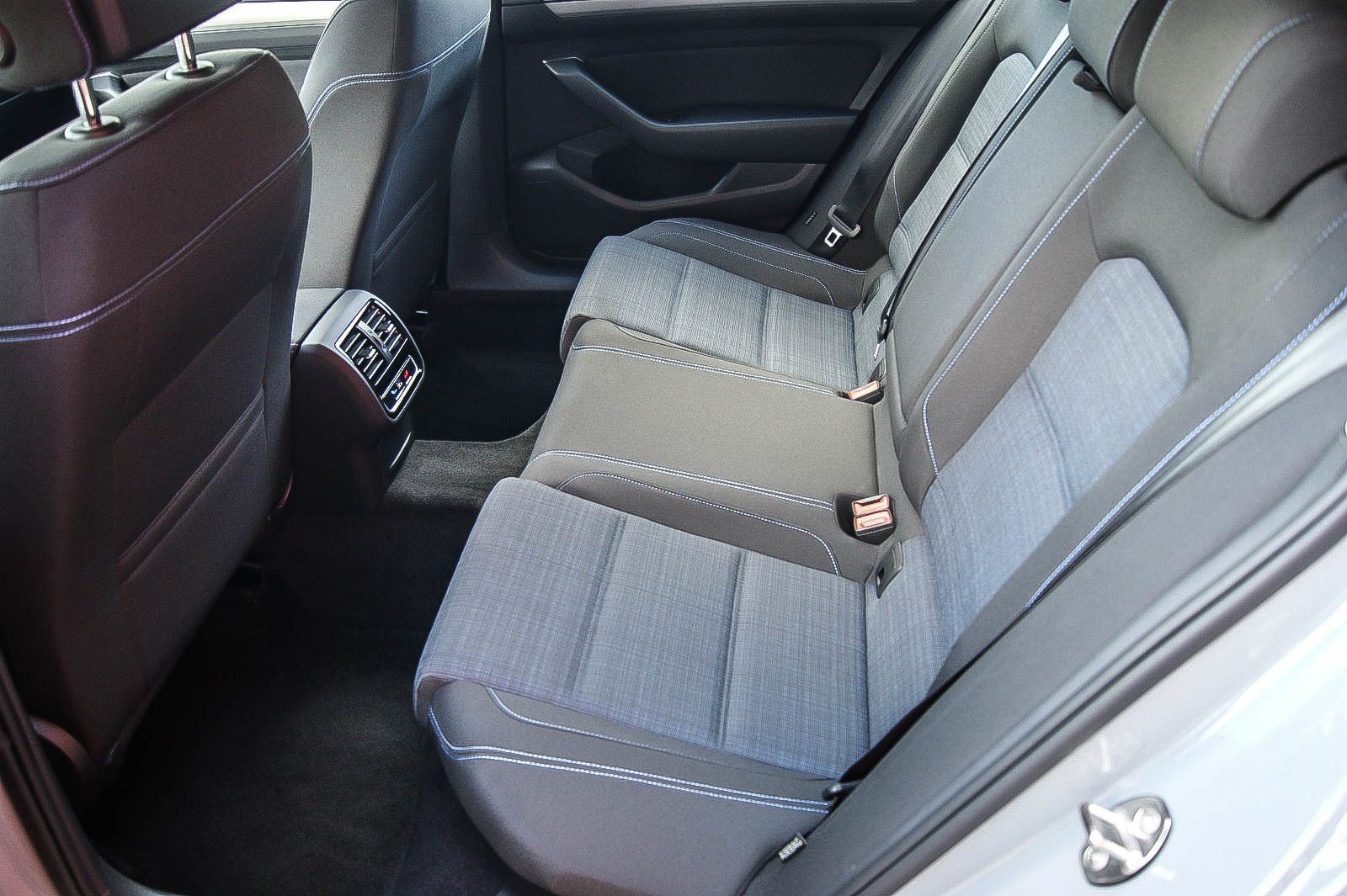 Fahrzeugabbildung Volkswagen Passat Variant HYBRID GTE IQ NAVIGATION 1.HAND