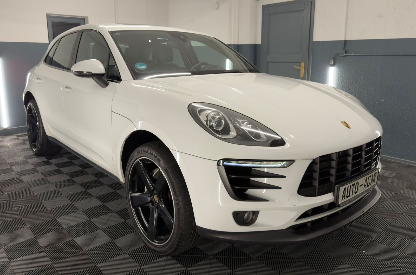PORSCHE Macan
