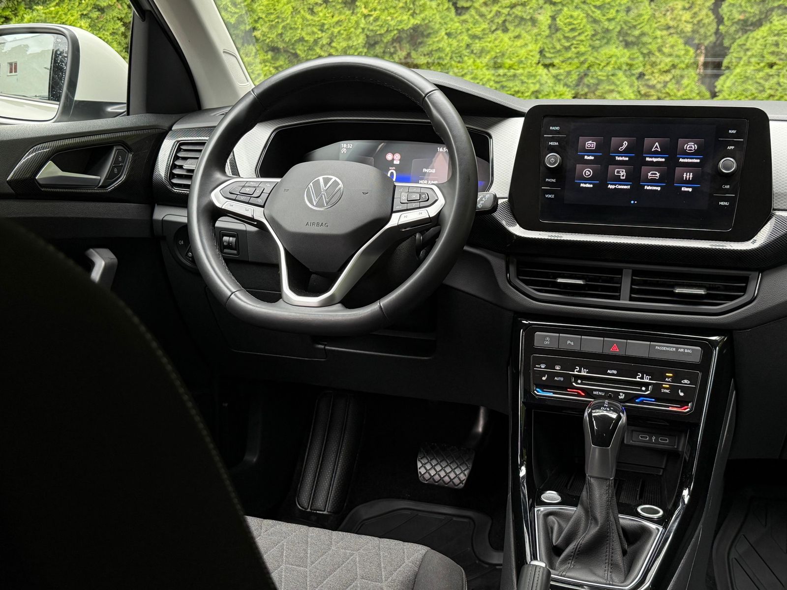 Fahrzeugabbildung Volkswagen T-Cross 1.0 TSI DSG Life LED+KAM+ACC+CARPL+SHZ+
