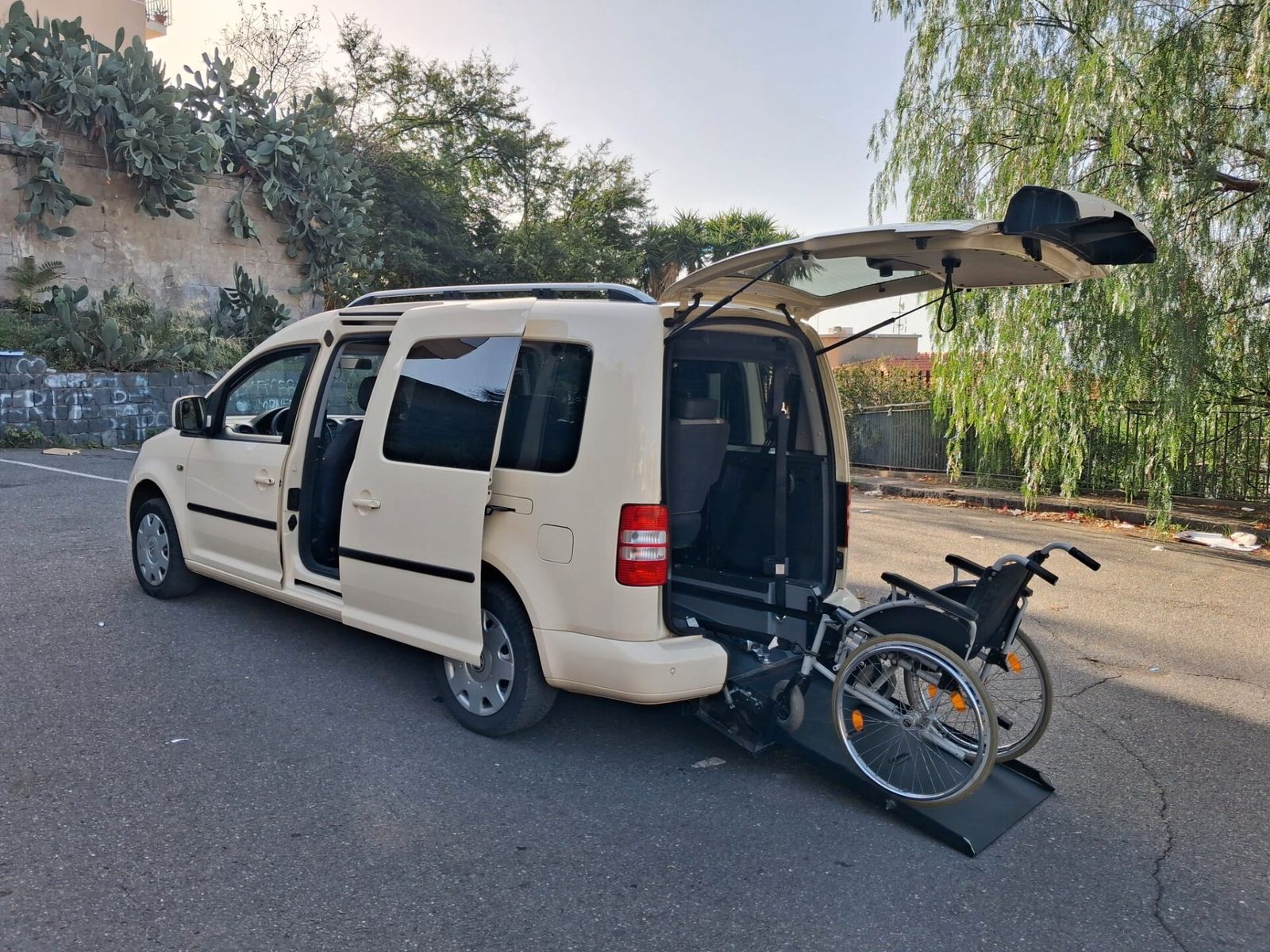 VW Volkswagen Caddy Pianale ribassato con rampa dis