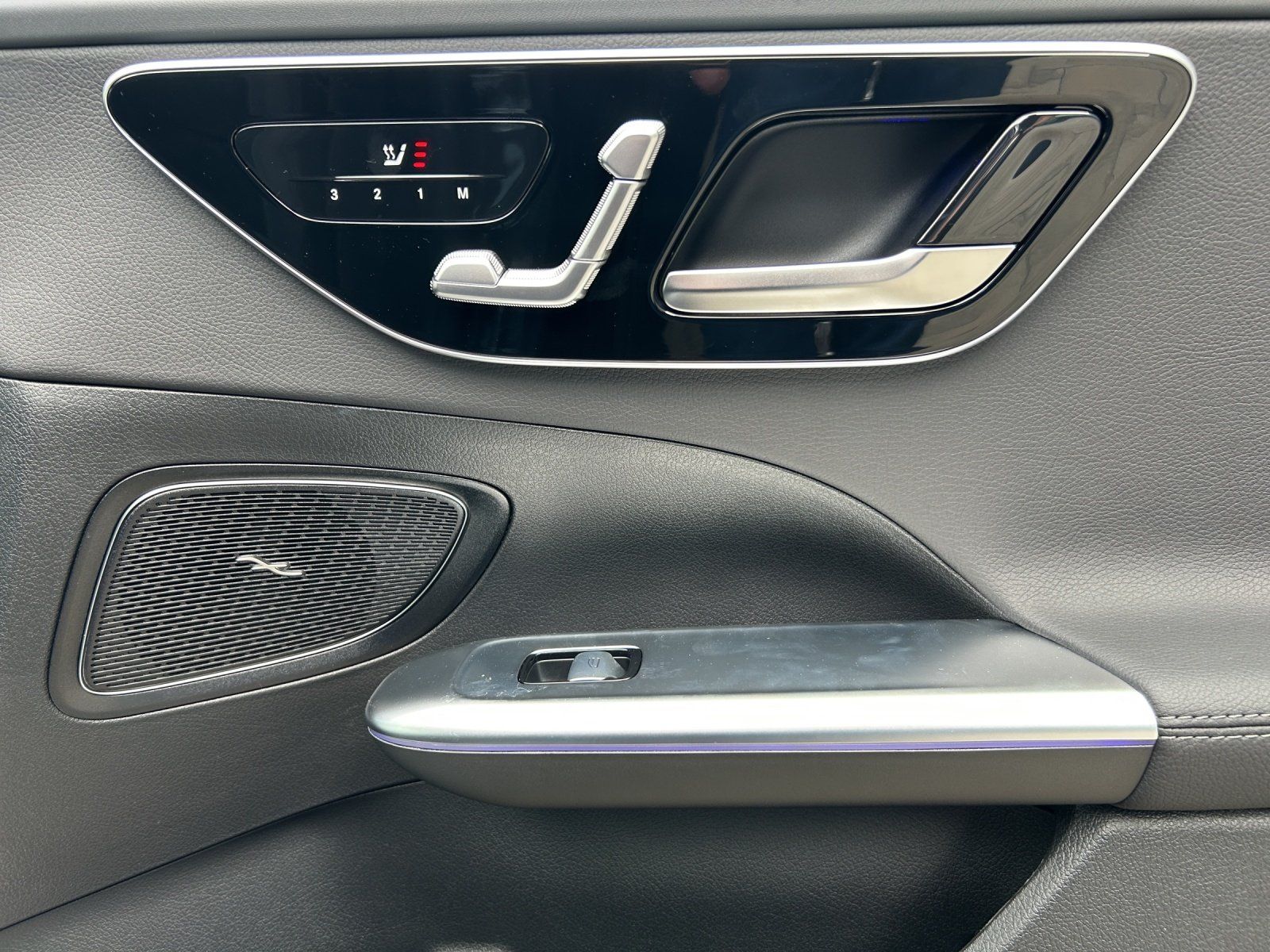 Fahrzeugabbildung Mercedes-Benz C 220 d AMG KeyGo DISTR Memory PANO DigLight 360