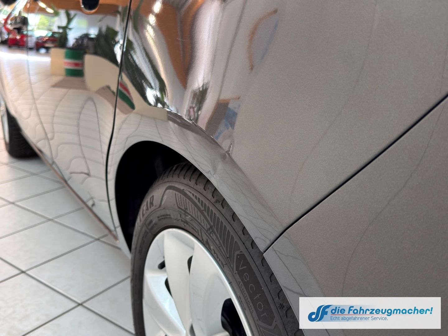 Fahrzeugabbildung Opel Corsa E drive Automati SHZ LenkradH Temp PDC Ber