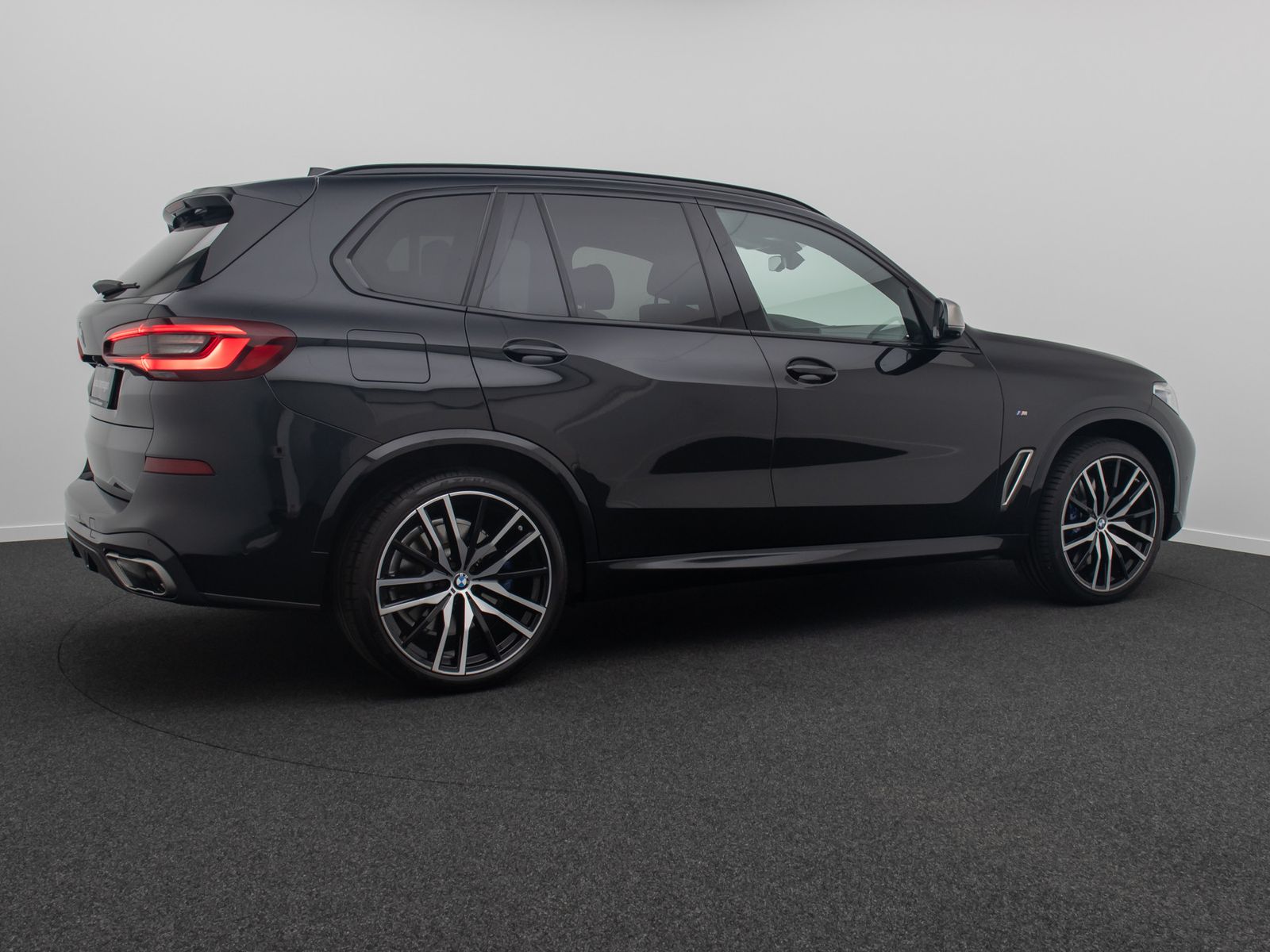Fahrzeugabbildung BMW X5 M50i 360&deg; HUD Laser SoftCl DispKey Panorama