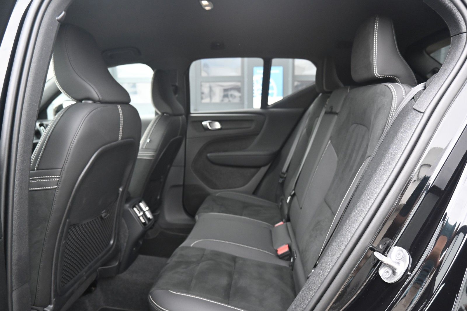 Fahrzeugabbildung Volvo XC40 B3 Plus Black Edition*LED*360*H&K*BLIS*20"