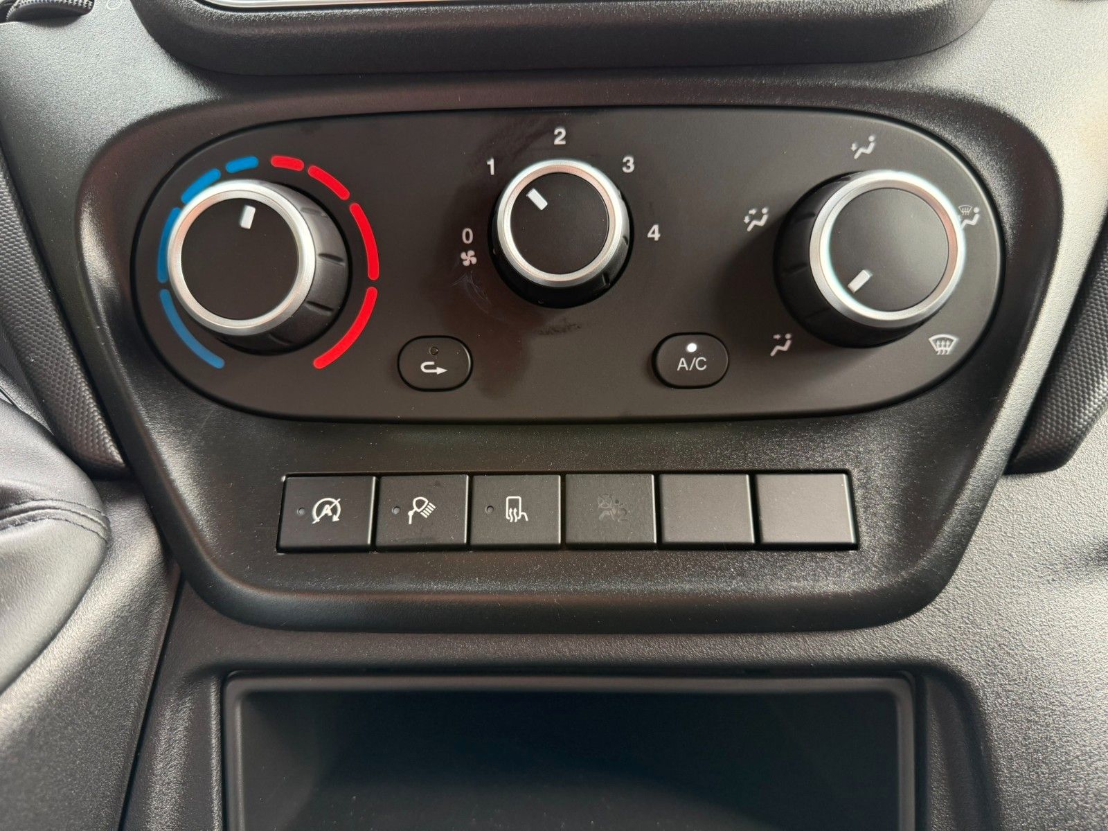 Fahrzeugabbildung Iveco Daily 35S14B V Airlineschienensystem *AHK 3,5 t*