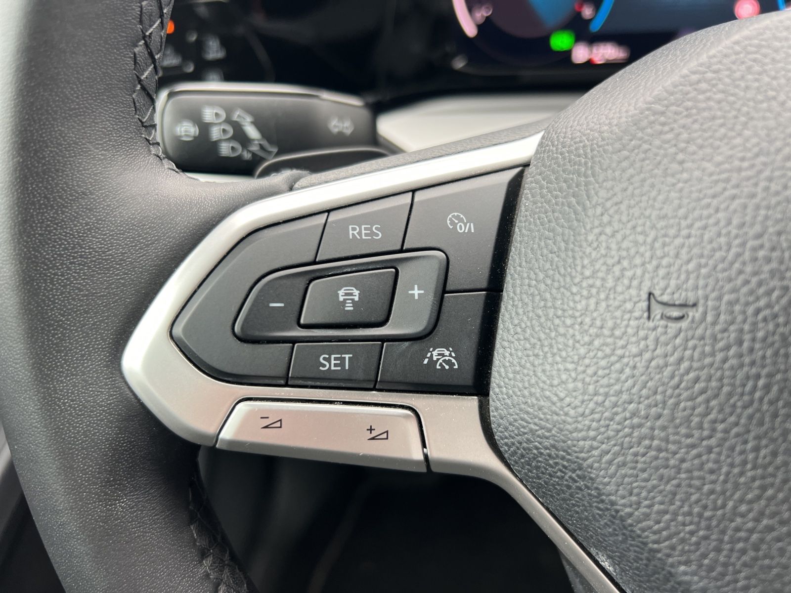 Fahrzeugabbildung Volkswagen Golf VIII Business TDI DSG LED ACC SHZ PDC Navi