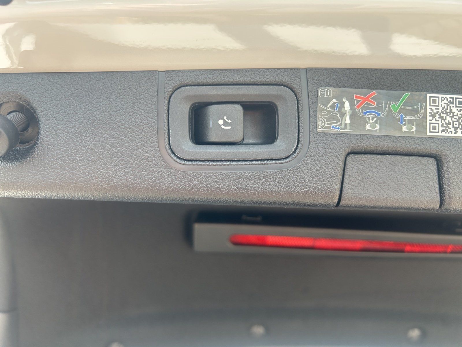 Fahrzeugabbildung Mercedes-Benz A200 Limo AMG Prem DISTR Pano AHK Memo LED KeyGo