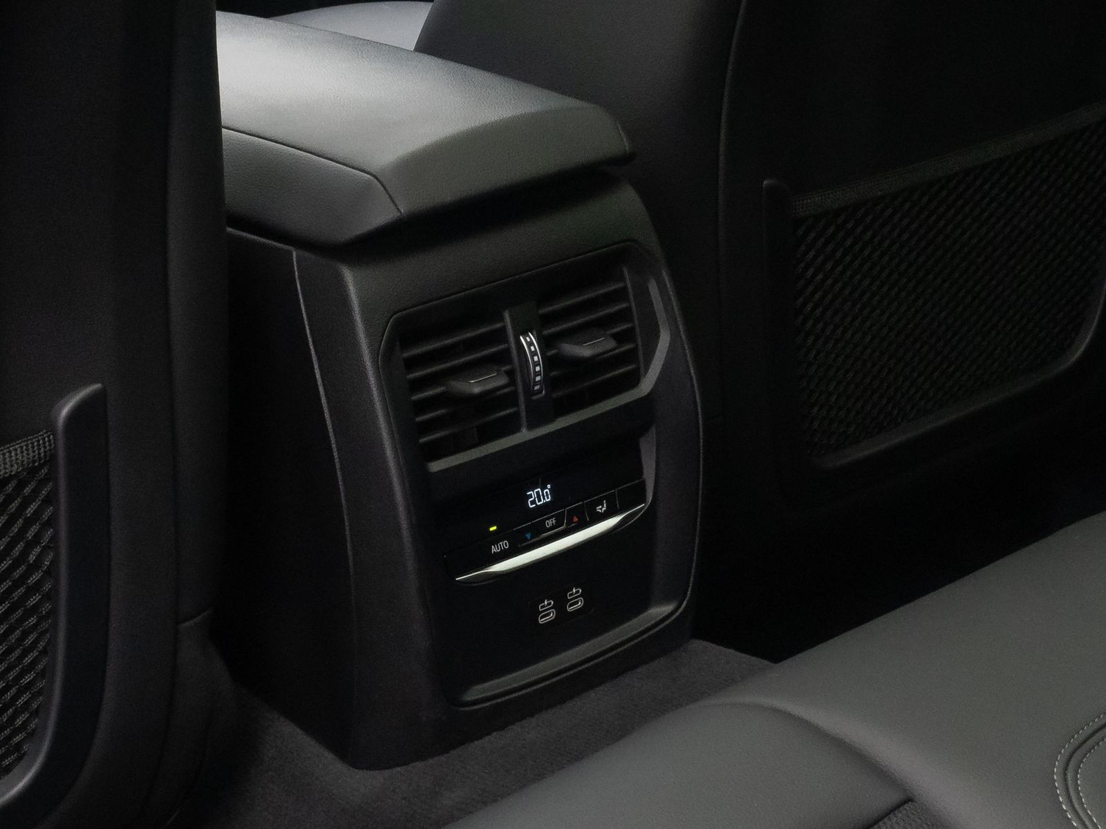 Fahrzeugabbildung BMW 320d ACC Alarm HUD DAB H/K Panoram Sportsitz 19"