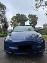 Tesla Model Y RWD AHK - blaue Tesla Model Y