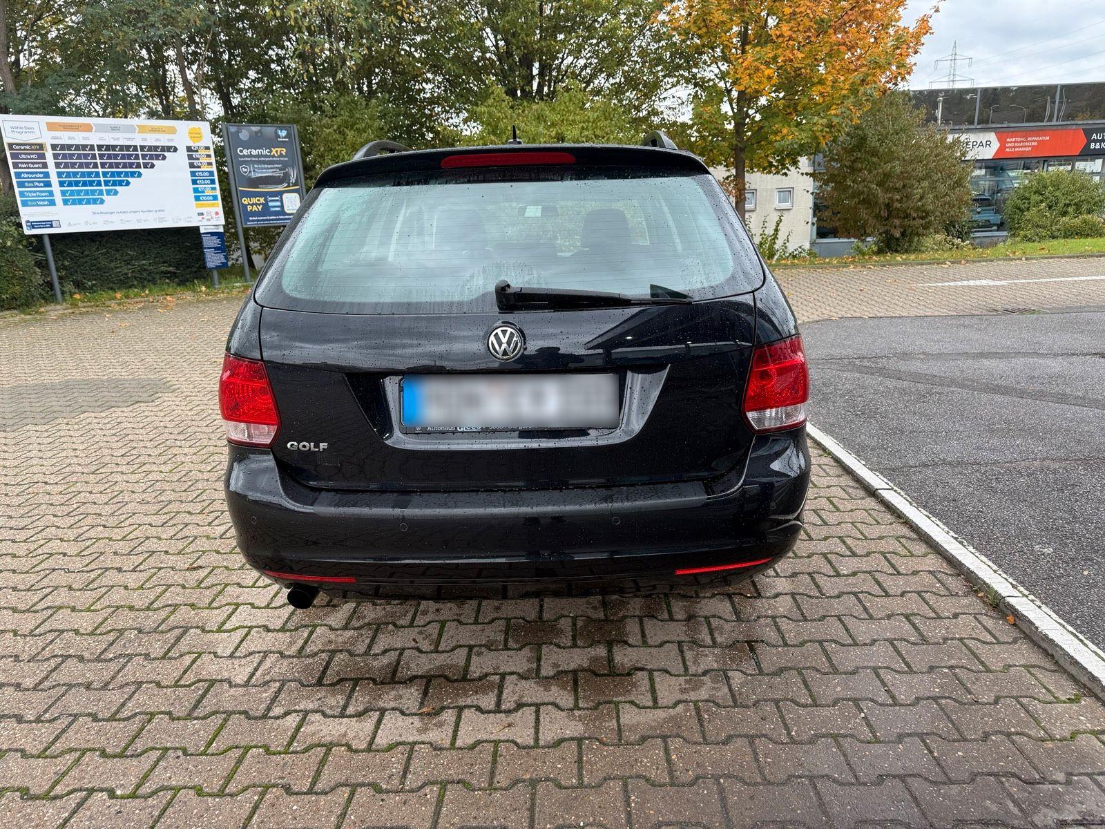 Volkswagen Golf 2010 — салон