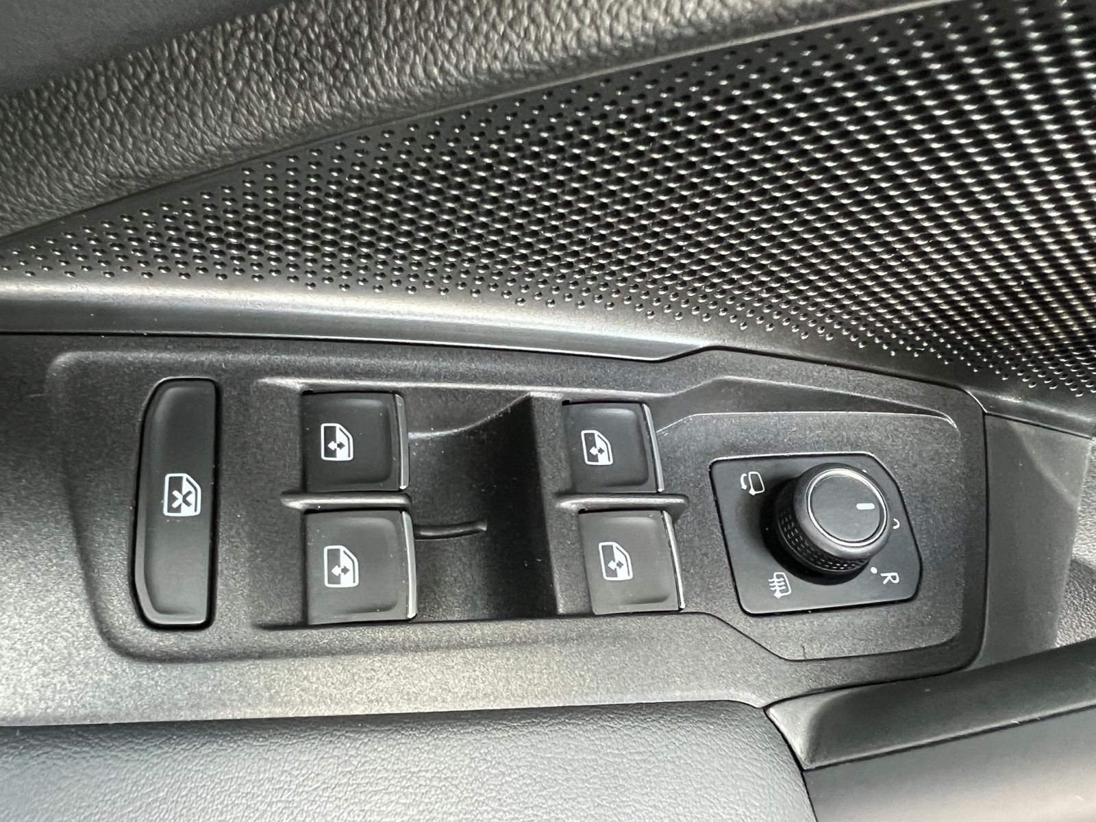 Fahrzeugabbildung Volkswagen Tiguan R-Line 2.0 TDI DSG 4Motion *IQ.Light,AHK,