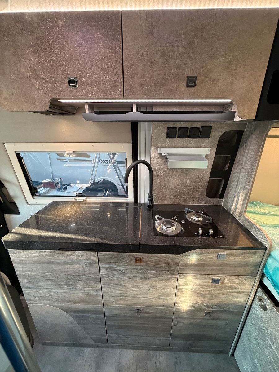 Fahrzeugabbildung Robeta Adonis - Luxus Campervan mit Aufstelldach