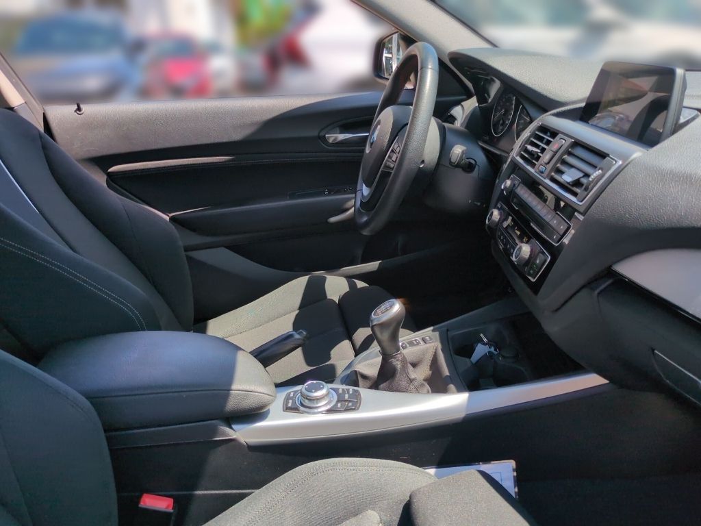 Fahrzeugabbildung BMW 220i Coupe Sport Line (8-fach)