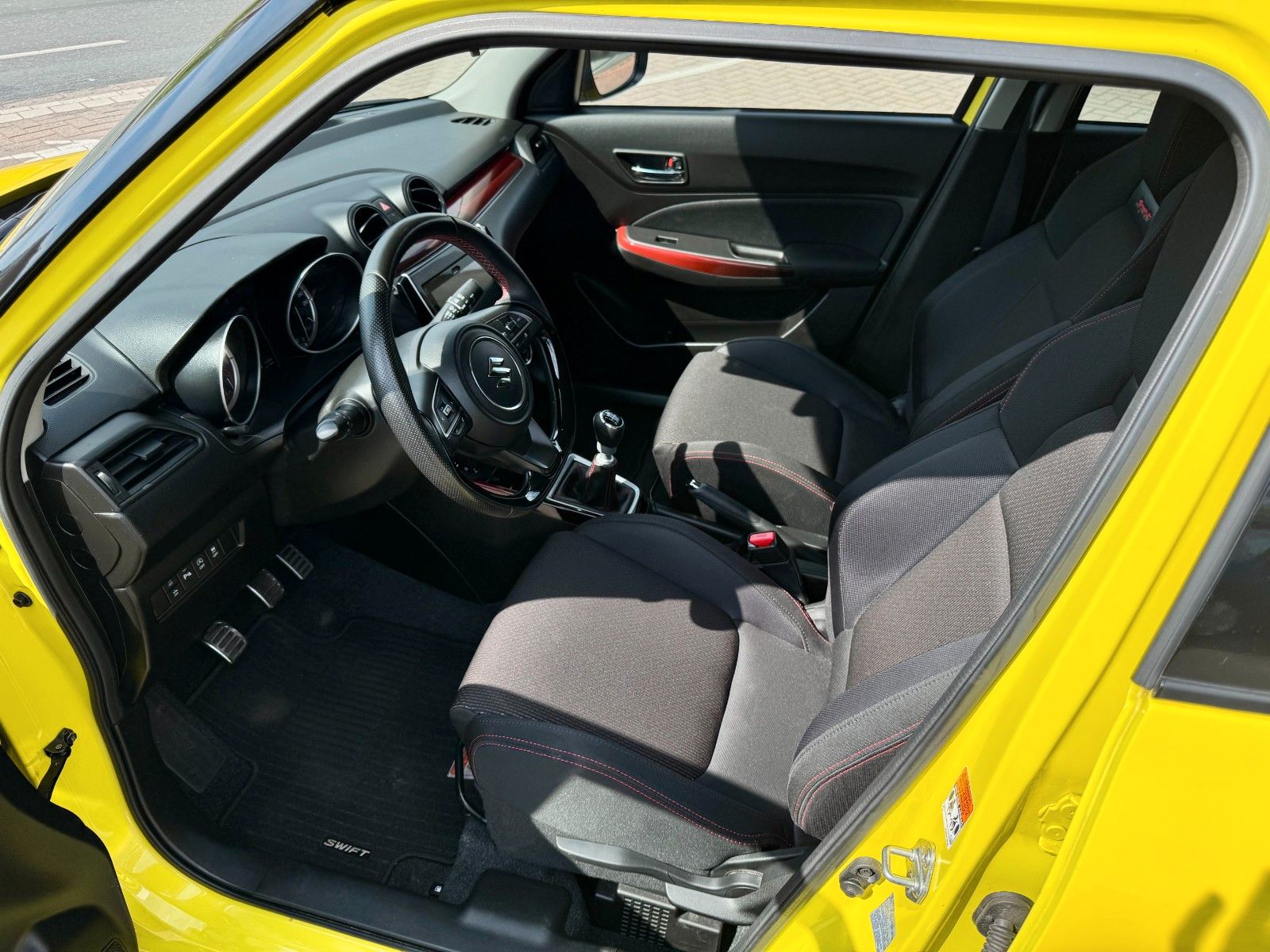 Fahrzeugabbildung Suzuki Swift Sport 1.4 Hybrid Turbo Black-Line