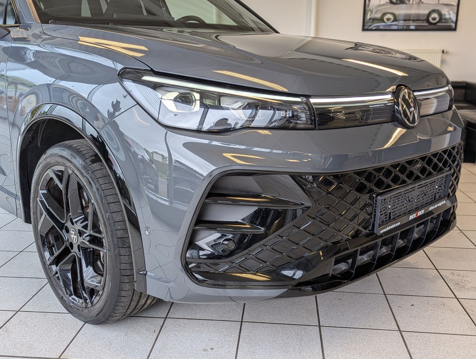 VW Tiguan 2.0TDI R-Line 4M Pano Black AHK Matrix 20 - Image 9