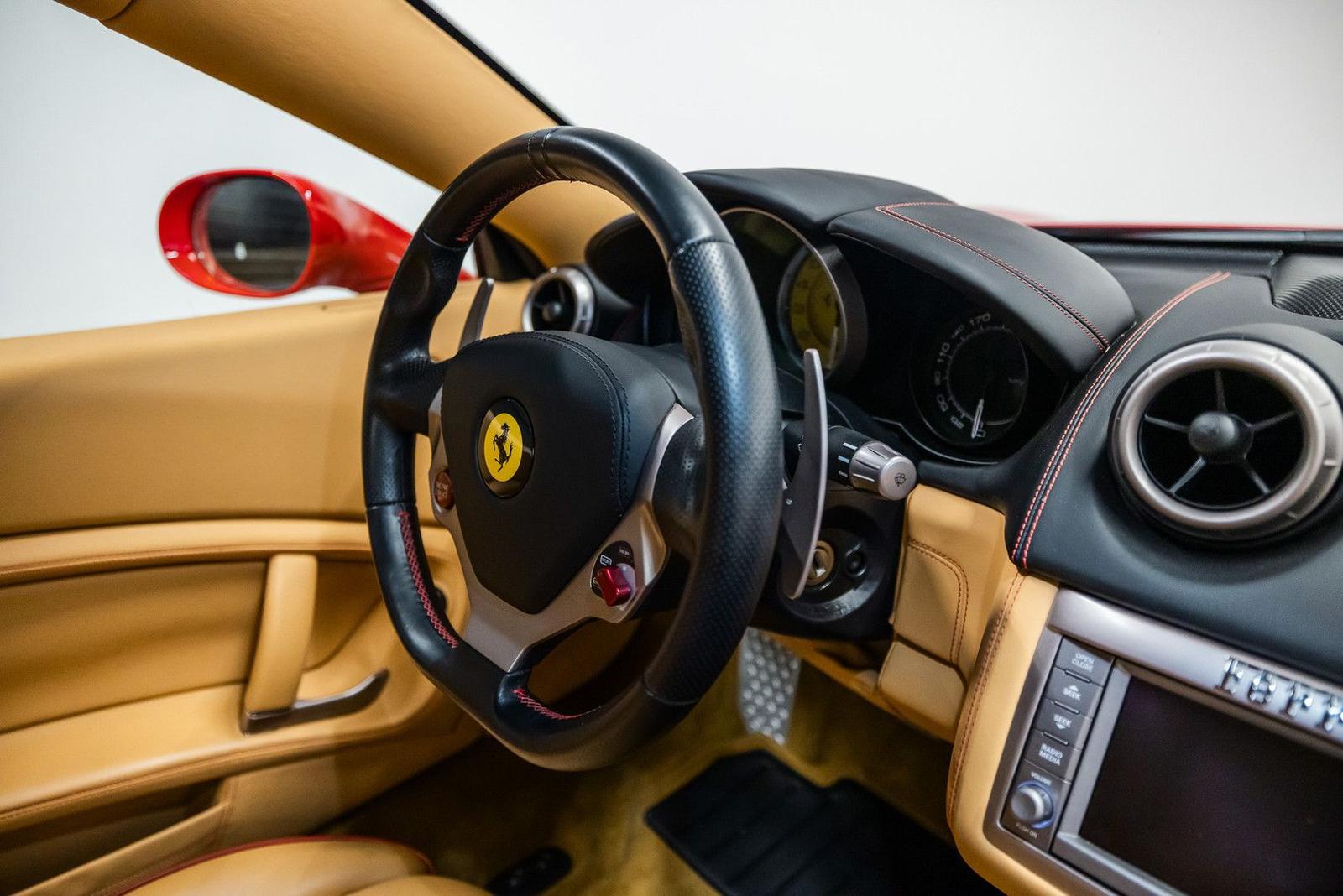Ferrari California 30 4.3 V8 490 ch • Boîte F1 double embrayage • 29 600 km • Rouge / cuir beige