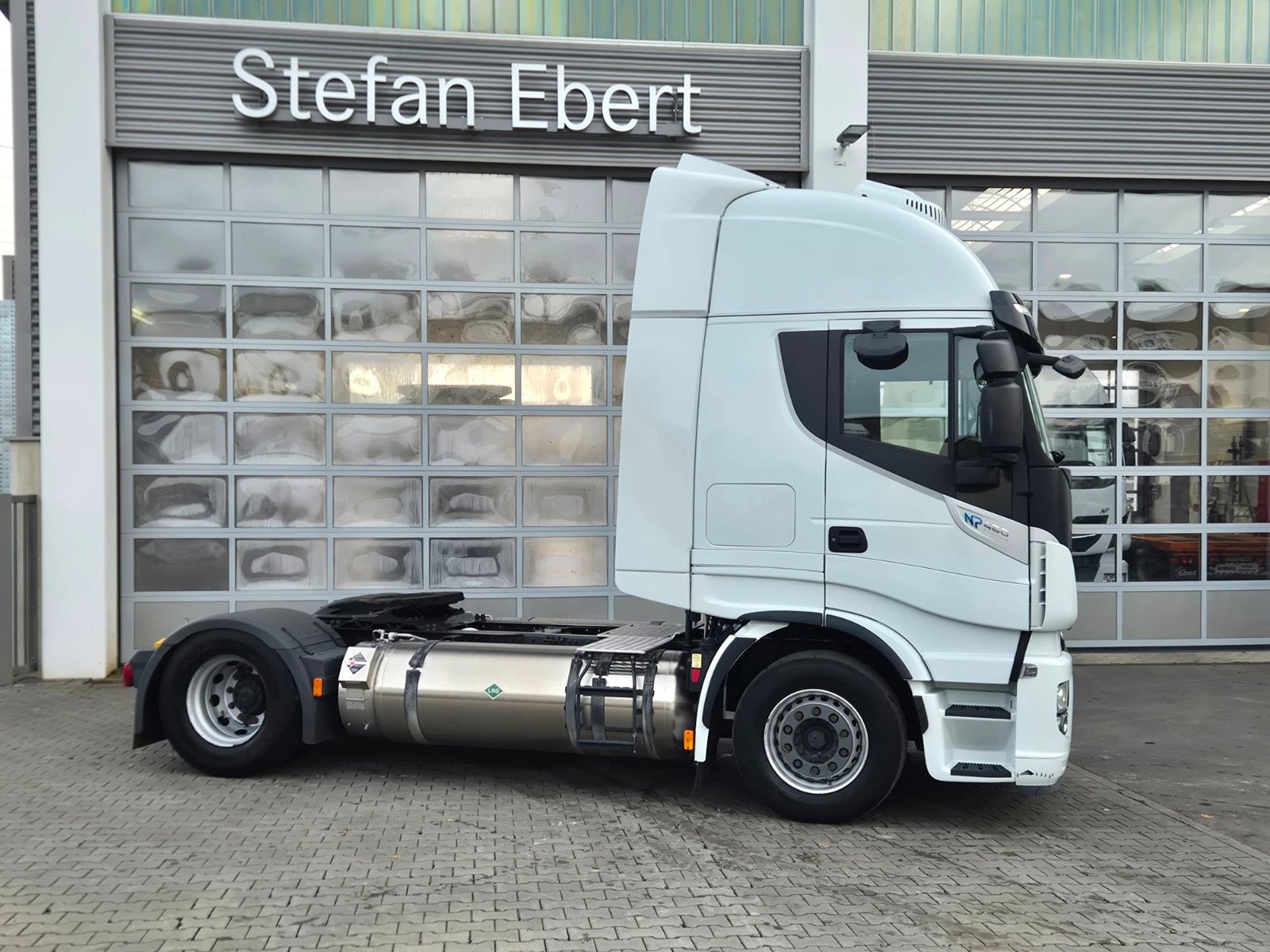 Fahrzeugabbildung Iveco Stralis 460NP LNG Standklima Xenon 3 Stück