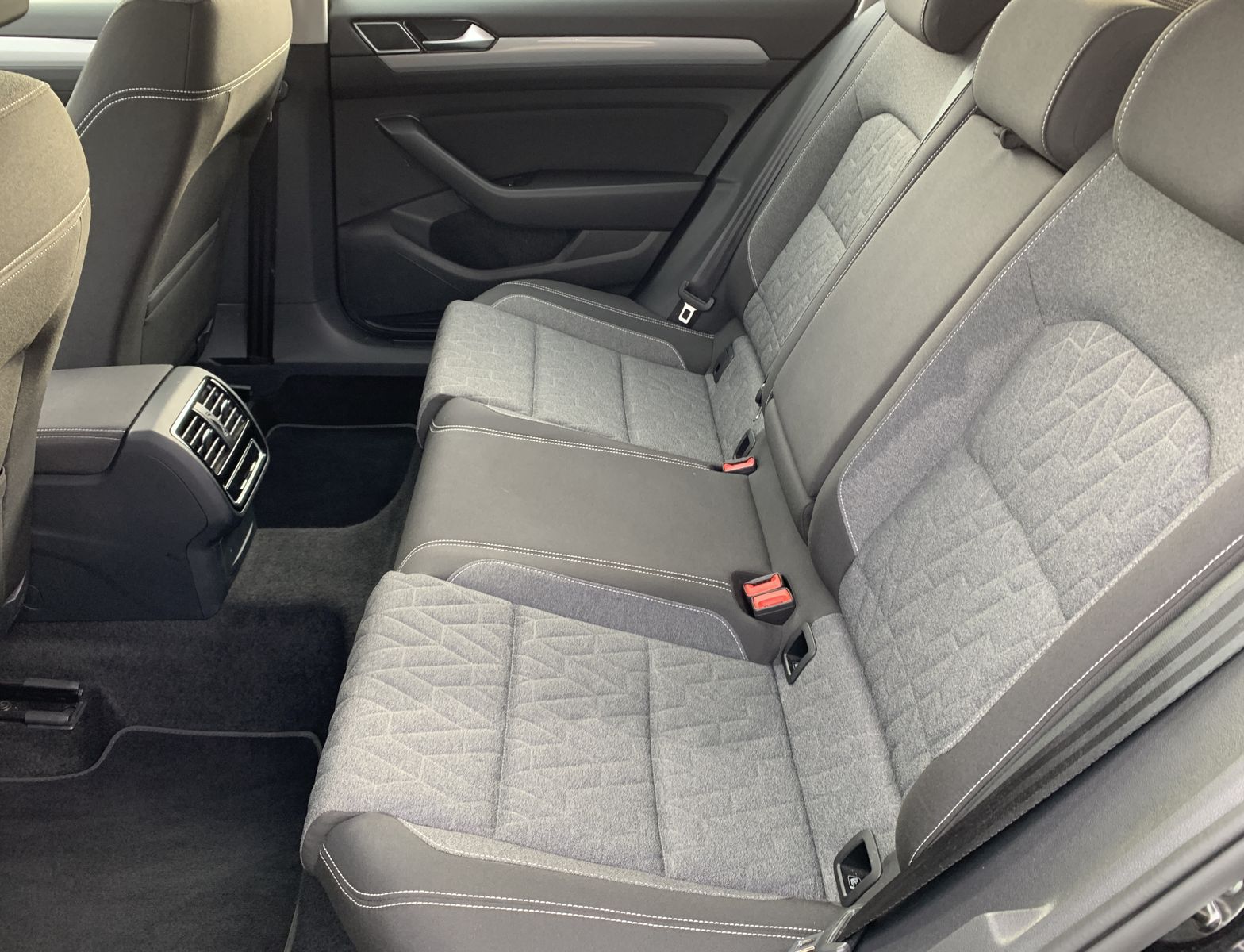 Fahrzeugabbildung Volkswagen Passat Variant 2.0 TDI*LED*Navi*AHK*Cam*