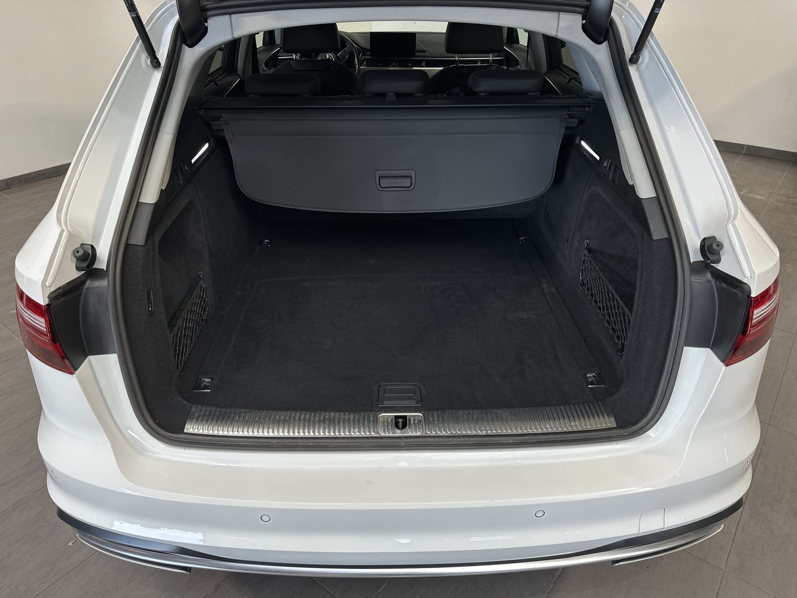 Fahrzeugabbildung Audi A4 Avant 35 TDI Advanced NAV+LED+VCOCKPIT+AHK+PP