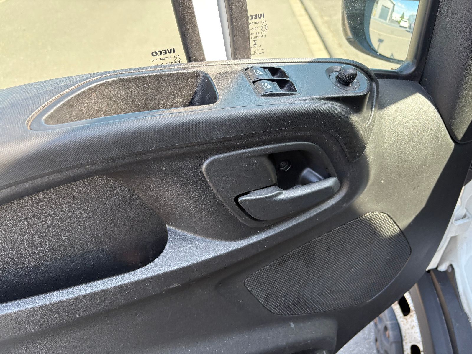 Fahrzeugabbildung Iveco Daily Kasten HKa 35 C ... V Radstand 4100/3-SITZ