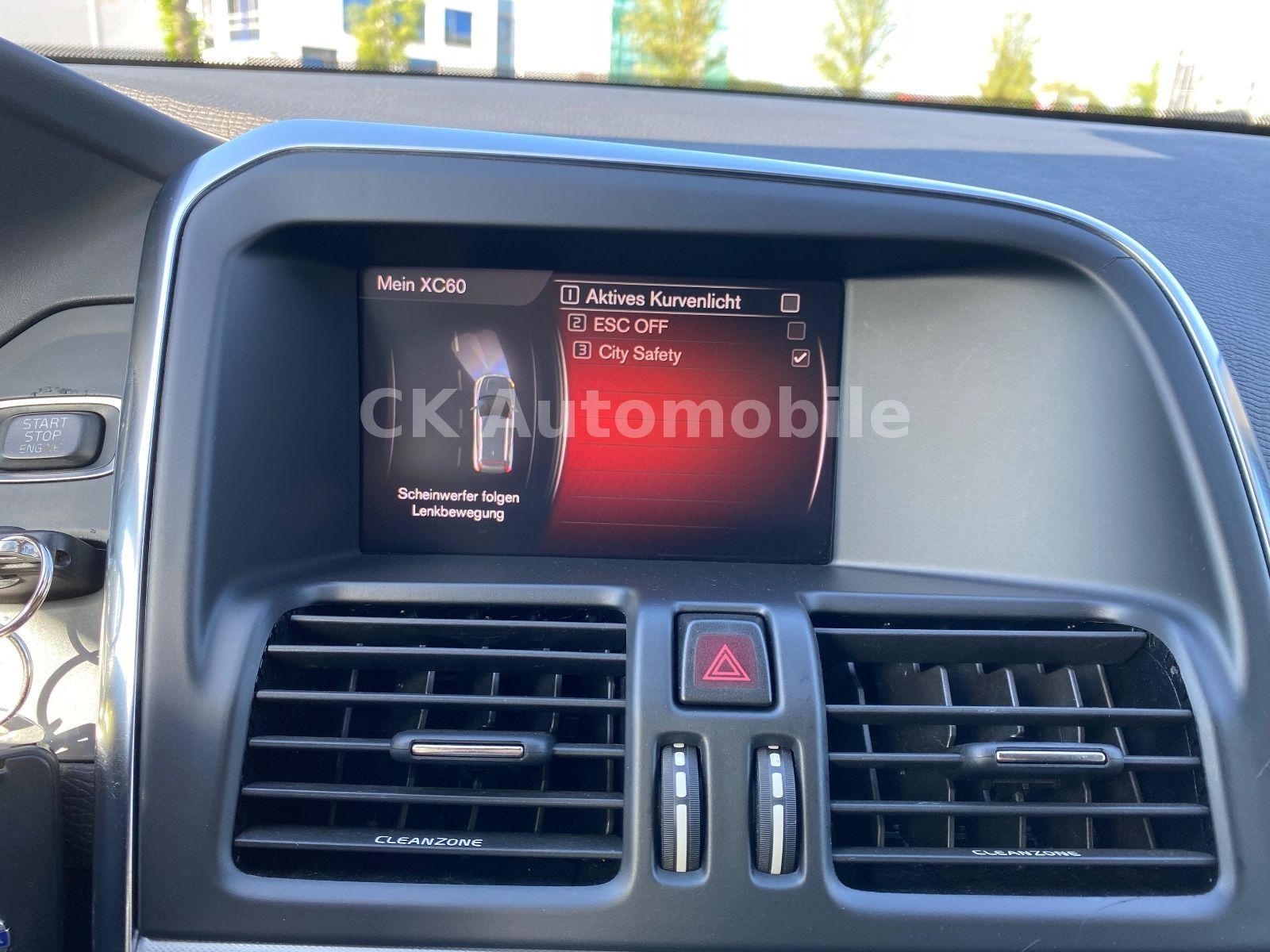 Fahrzeugabbildung Volvo XC60 D3 Summum 2WD/Navi/Leder/Bi-Xenon/PDC/AHK