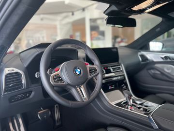 BMW M8 Competition Coupé xDrive LCI B&W Surround