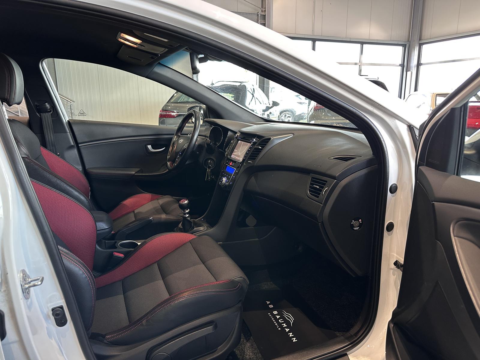 Hyundai i30 Turbo *1. HAND, NAVI, RFK, SCHECKHEFT*
