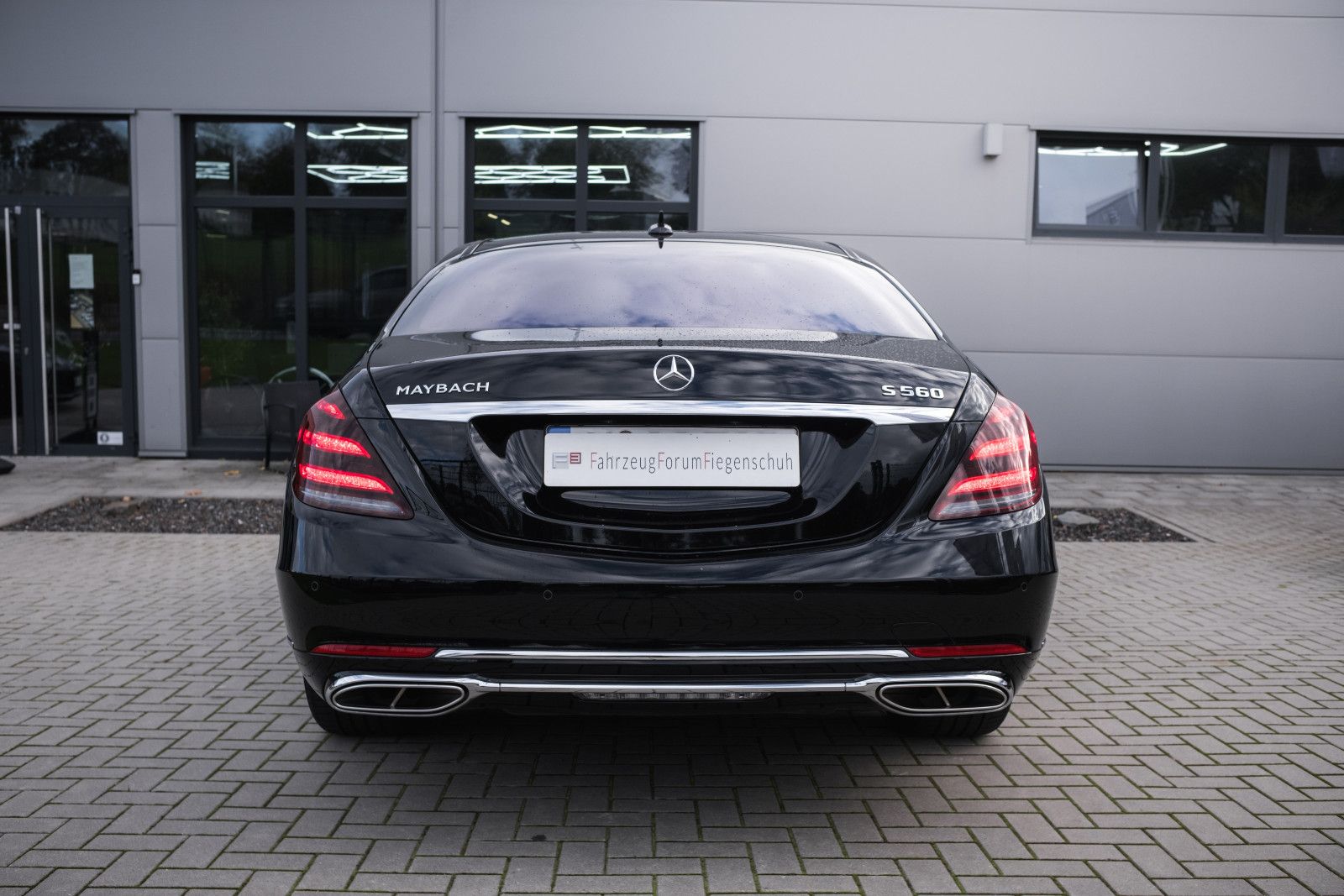 Fahrzeugabbildung Mercedes-Benz S 560 S  Maybach 4Matic-Park-Paket-Burmester