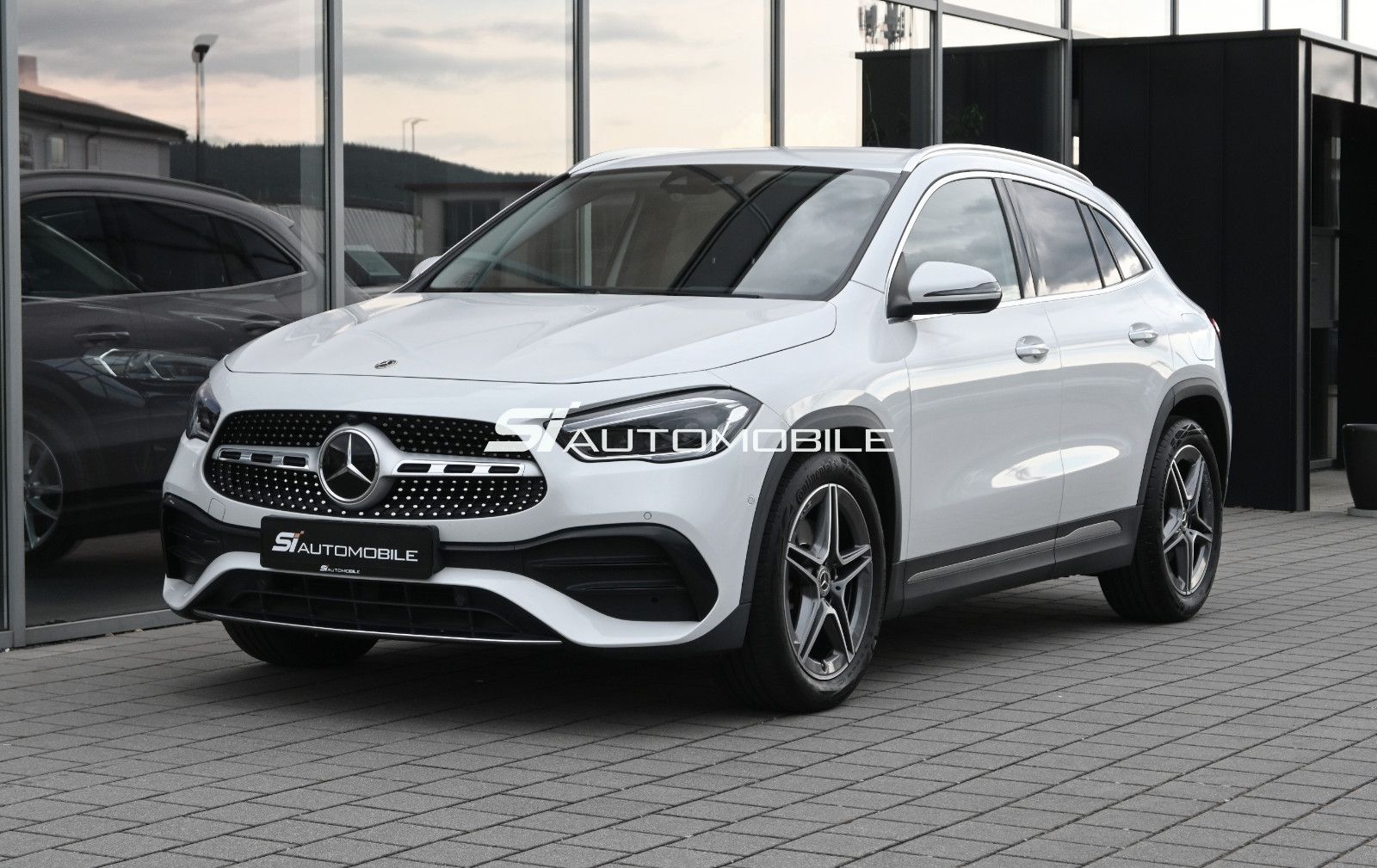 Fahrzeugabbildung Mercedes-Benz GLA 250 DCT AMG Line °DISTRONIC°HUD°STANDHEIZUNG