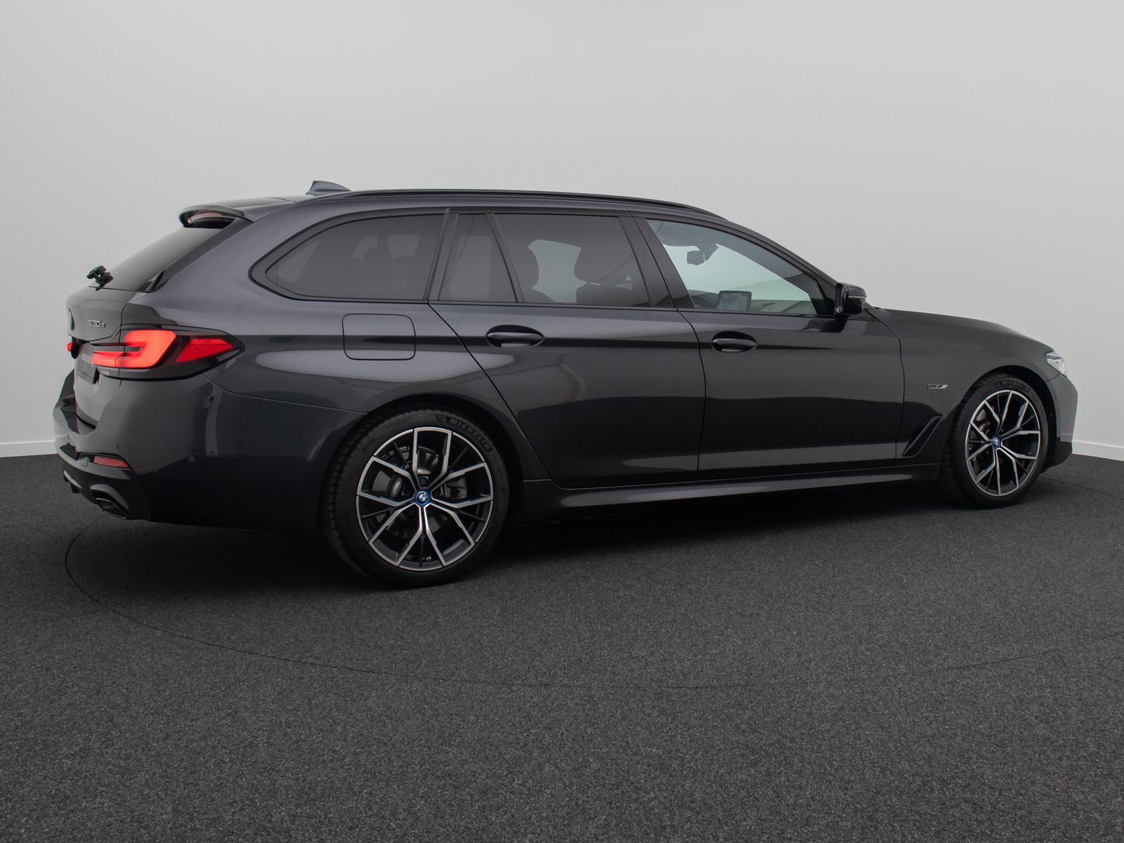Fahrzeugabbildung BMW 530e M Sport Laser DAB HiFi HUD DispKey Panorama