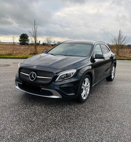 Mercedes-Benz GLA 220d 4Matic Comand*Distronic*Xenon*Rückfahrk